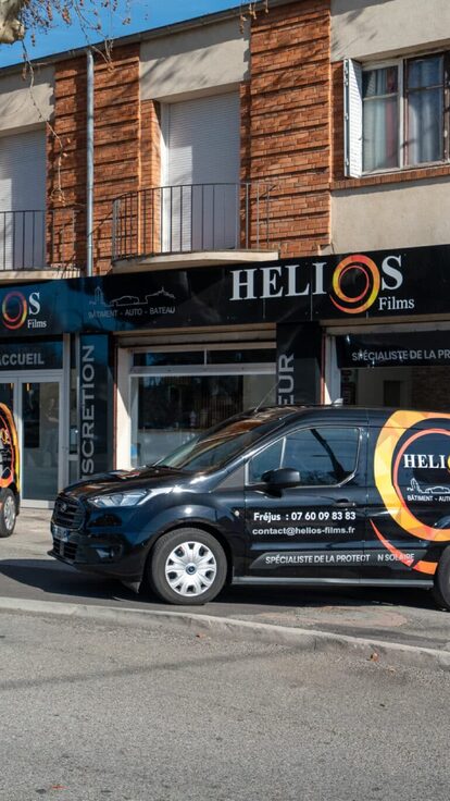 Installation de films solaires teintés sur vitres de voiture à Fréjus