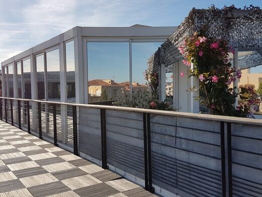 Films teintés pour bâtiments à Toulon : Une protection visuelle et solaire pour professionnels et particuliers