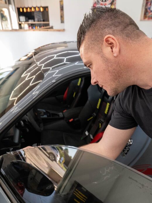 Installation de films solaires teintés sur vitres de voiture à Fréjus