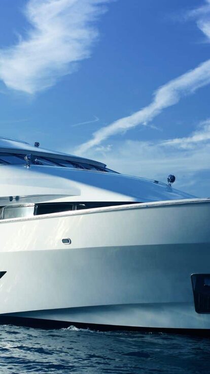 Pose de films de protection solaire sur vitre de bateau à Fréjus