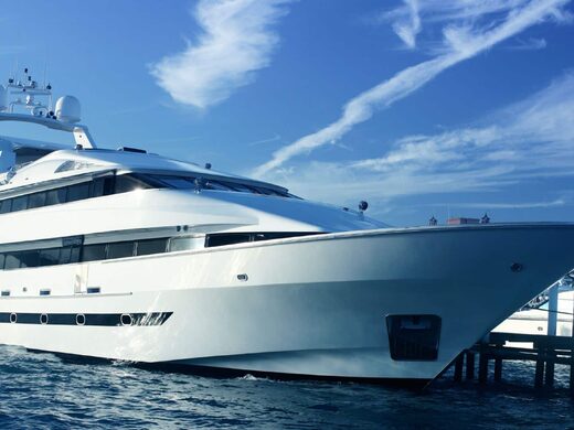 Pose de films de protection solaire sur vitre de bateau à Fréjus
