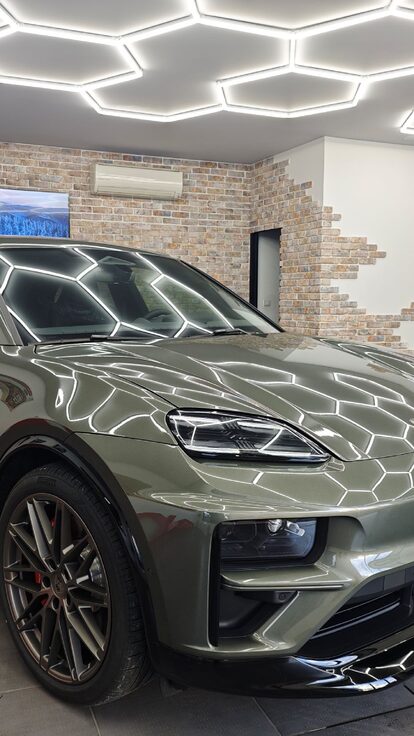 Installation de films solaires teintés sur vitres de voiture à Fréjus