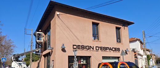 Pose de films solaires en nacelle à Fréjus pour des locaux professionnels