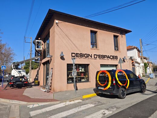 Pose&#x20;de&#x20;films&#x20;solaires&#x20;en&#x20;nacelle&#x20;&#x00E0;&#x20;Fr&#x00E9;jus&#x20;pour&#x20;des&#x20;locaux&#x20;professionnels