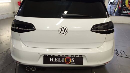 Installation de films solaires teintés sur vitres de voiture à Fréjus